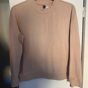 Tröja i nude från H&M stl S - Vanlig basic tröja från H&M i nude. Stl S. Säljer den då den är lite stor och jag behöver plats i garderoben. Skynda fynda 😍☀️