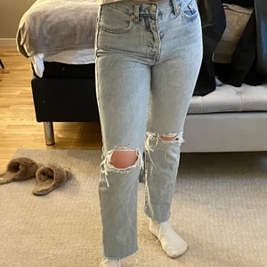 Raka jeans m. slitningar - Raka ljusblåa jeans med slitningar från mango, Oanvända. Buda privat. 