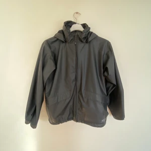 Regn/vind-jacka, HELLY HANSEN - Fin regnjacka från HELLY HANSEN. Storlek 164/14- typ som S. Mycket fint skick, knappt använd. Skriv vid intresse ❣️