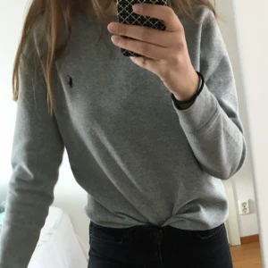 Ralph Lauren sweatshirt - Säljer nu min gråa Ralph Lauren Sweatshirt i st L i barnstorlek, sitter som en S/M. Äkta såklart!!