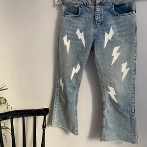 Flashlight jeans - Handmålade jeans originellt från ASOS målade med vita blixtar i en cropped flare modell. Jeansen är i bra skick och kvaliten är hyfsat tjock. Storlek: 26/28.                 Buda nere i kommentarerna! Högsta bud: 