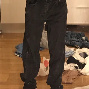Svarta baggy jeans  - Snygga baggy jeans men kommer alldrig till användning passar korta mest:( 