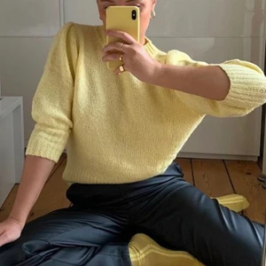 Stickad tröja från nakd  - Gul stickad tröja från Nakd! Storlek XS. Använd fåtal gånger 🥰