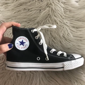 Svarta all star converse  - Säljer ett par star converse i storlek 35. Skorna är i den höga modellen, bra skick och ser i princip helt nya ut. Köpte dom på second hand för 300kr. Finns synliga märken fram på skorna men i helhet en bra kvalitet och varsamt använda. Säljer för 150kr, om många vill köpa budar ni i kommentarerna! 🖤👍🏼