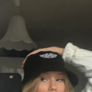 Fiskarhatt  - Kan skicka fler bilder om så önskas , den är i nyskick och användes bara en gång för ev bild 