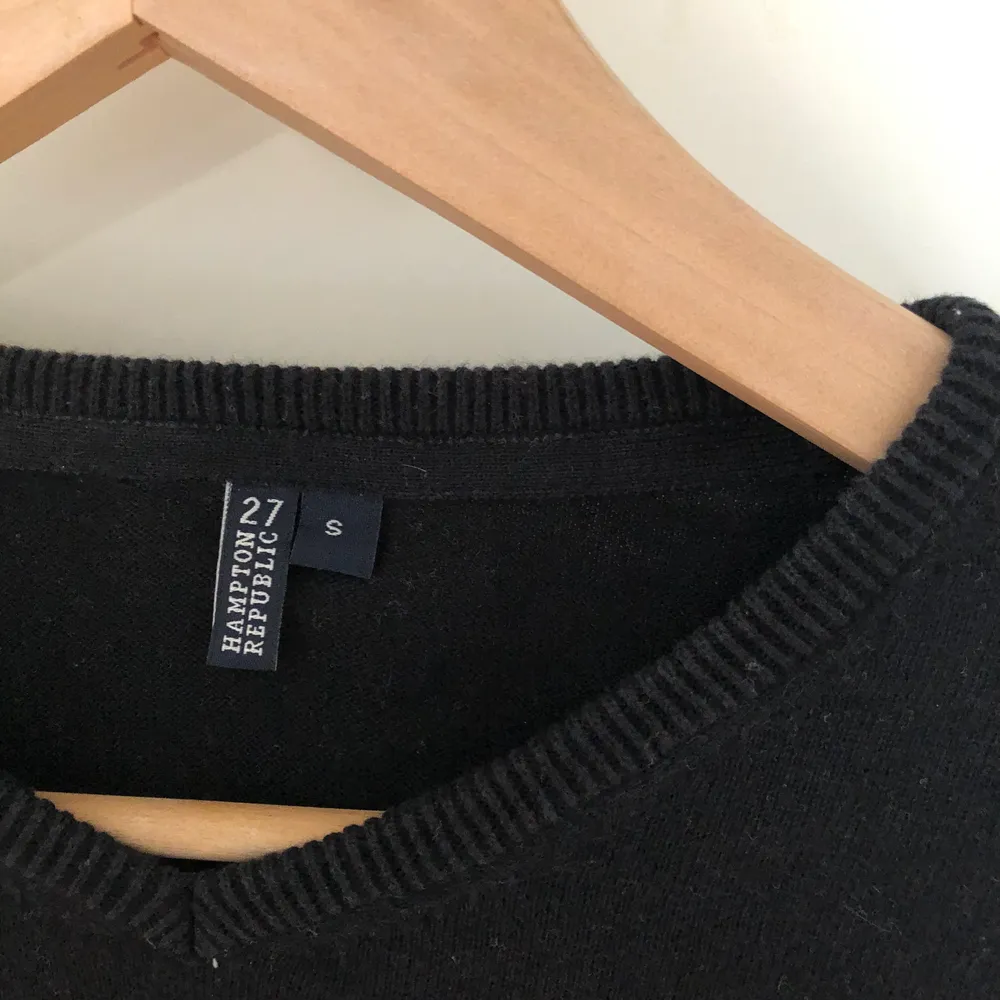 En svart stickad tröja, storlek S, V ringad, skön, bomull, knappt använd/nyskick . Tröjor & Koftor.