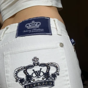 Snygga Victoria Beckham jeans - Säljer nu mina låg midjade Victoria Beckham jeans då jag inte använder de längre. Lite utsvängda längst ner, passar någon som är 160-165cm lång. Super fint skick! Köptes nya för 3000kr. Om många är intresserade blir det budgivning. Köparen står för frakt 💗