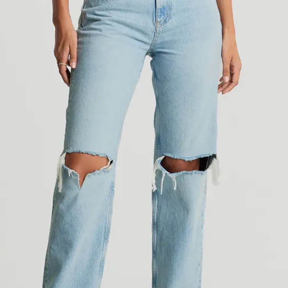 Säljer dessa snygga jeans i storlek 36, använt fåtal gånger. Buda från 300💜. Jeans & Byxor.