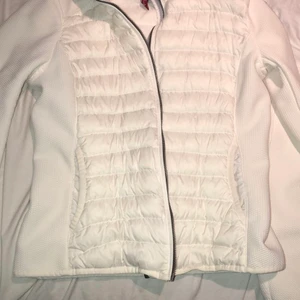 Parajumper jacka dam strl L passar m med  - Jätte fin Parajumper säljer då den aldrig kommer till användning den enda lila märket på den kan man Se på sista bilden liten pytte fläck ” men märks knappt ! Äkta ! 