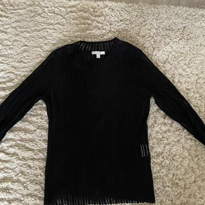 Dagmar topp - Dagmar blus som köptes hösten 2020, den är aldrig använd! Storlek XS, men passar S, M om beror på hur man vill att den ska sitta! Skitsnygg, lite genomskinlig som ni ser!!