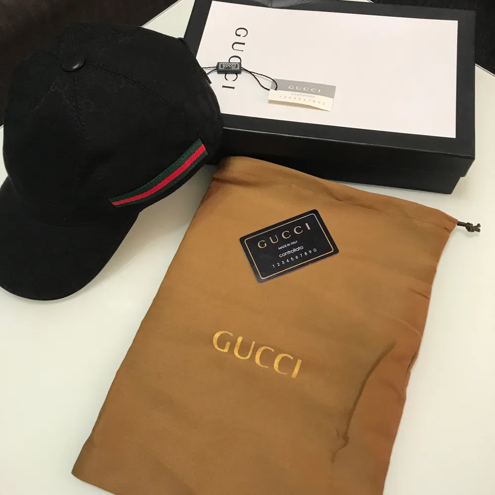 Hejsan säljer helt ny Gucci keps som jag fick på min födelsedag. Kan fraktas men det kostar 66kr inom Sverige för köparen . Asusteet.