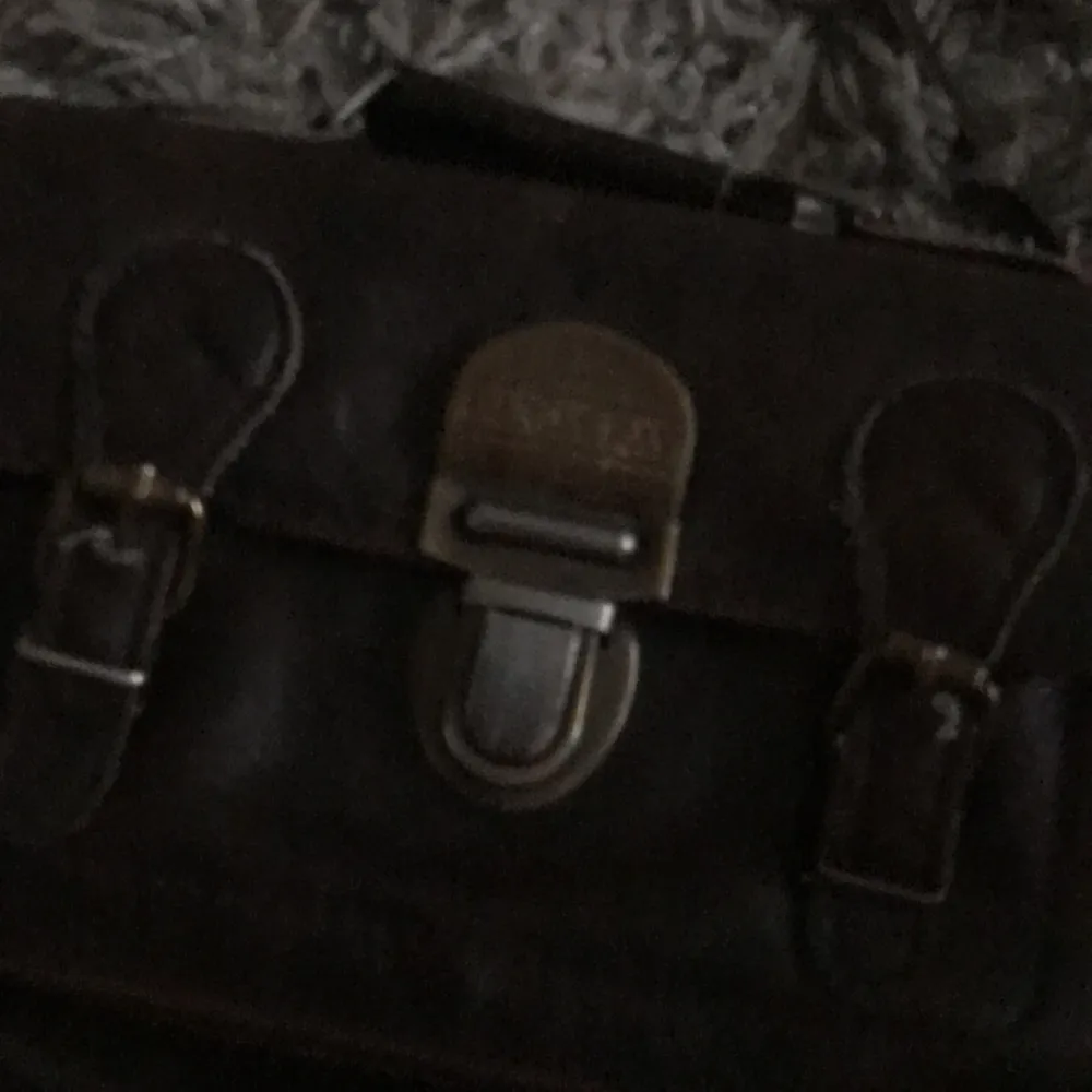En mörk brun liten väska . Väskor.
