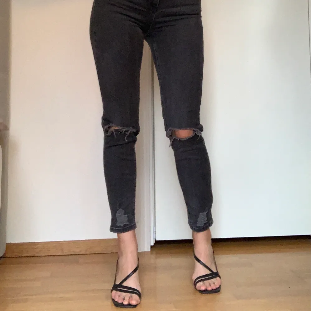 Svarta/grå jeans från Asos i storlek 28”/34”. Mycket sparsamt använda och i fint skick 🖤. Jeans & Byxor.