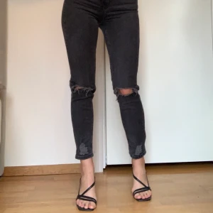 Jeans  - Svarta/grå jeans från Asos i storlek 28”/34”. Mycket sparsamt använda och i fint skick 🖤