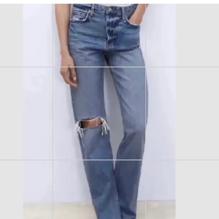 Säljer dessa slutsålda jeans ifrån zara, de är low wasited å super sköna i storlek 36 . Jeans & Byxor.