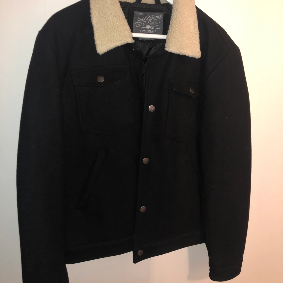 Svart skjortjacka med sherpa krage!