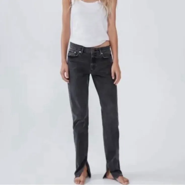 Slutsålda jeans ifrån Zara, använd 2-3 gånger men är i nyskick, buda över 10 varje gång💕💕. Jeans & Byxor.