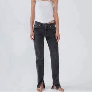 Slutsålda jeans ifrån Zara, använd 2-3 gånger men är i nyskick, buda över 10 varje gång💕💕
