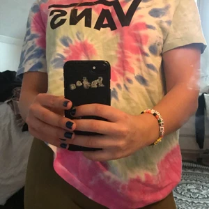 Tie-dye vans tröja - En Vans T-shirt köpt på junkyard. Den är väl använd men finns inget på tröjan som skulle tyda på det. Använder den inte och tar mest plats i min garderob så därför säljer jag den.