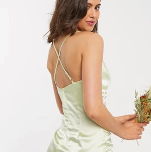 Långklänning citrongul  - Detta är en superfin satinliknande klänning!✨ Är storlek 38  och har en hög slits baktill. Ordenariepris 762kr. Aldrig använd. Säljer klänningen för att den inte passar. Är villig att mötas upp i Stockholm.💗