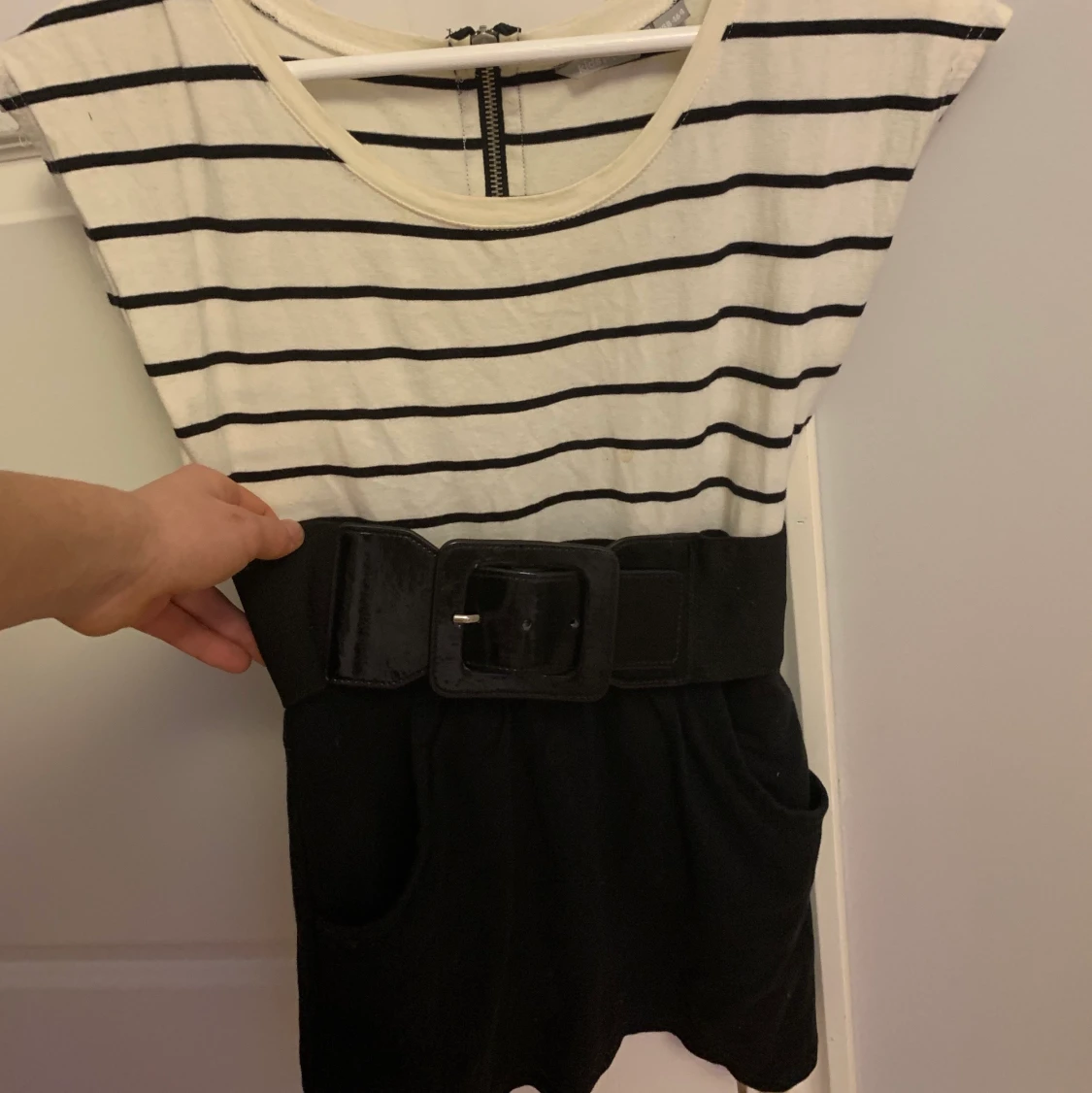 Stilren klänning med bälte  - 91