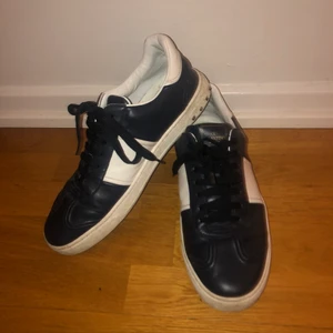 Valention skot  - Säljer ett par valention skor i storlek 43! Dom är marinblåa i skin❤️så snygga fortfarande och i bra kvalite❤️ nypris: ca 5000 Buda från 1200 