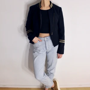 Marinblå jacka 💙 - Jätte fin Marinblå jacka💕                                 Storlek: 38 Direkt pris: 80kr Skriv buden till mig privat eller kommentera på bilden! Buda med minst 10kr varje gång ✨(Alla bud är välkomna) Köpare står för frakten (Du bestämmer vilket paket så länge det uppfyller vikt och storleks kraven)