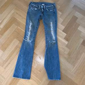 Lågmidgade true religion jeans i storlek 24, köpta här på Plick för 400kr men dom passade inte så säljer dom vidare, dom är i nyskick💕