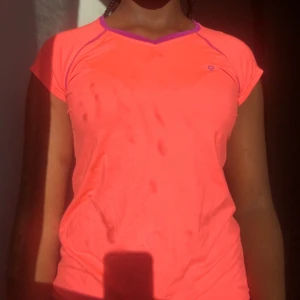 Rosa träningströja stl S - En rosa superskön träningströja. Storleken står inte på den men den passar mig och jag är M. Har använts ca.1 gång. Fläckarna är från mitt fönster så tröjan är ren! 