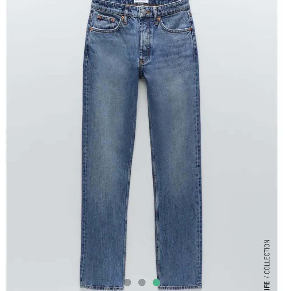 Säljer dessa populära lågmidjade och långa zara jeans, slutsålda på hemsidan och i storlek 38 men sitter som 36. Buda privat till mig💕 (köparen står för frakt) BUD: 440 + frakt. Jeans & Byxor.
