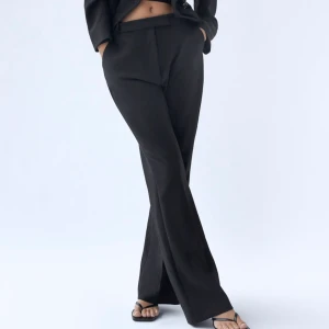 Kostymbyxor - Säljer dessa skitsnygga kostymbyxor från Zara som aldrig är använda! De är slutsålda överallt och nypris är 399kr! Säljer för 299kr exkl frakt. Storlek S! Eventuell budgivning sker i kommentarsfältet som slutar på söndag.