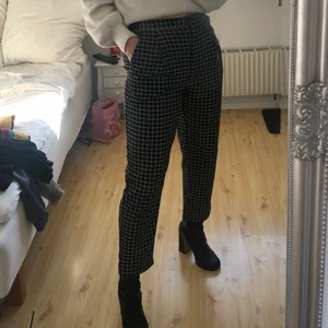 Rutiga kostymbyxor - Snygga rutiga kostymbyxor från monki i croped modell. Använda men i bra skick! Skickas eller möter upp i Malmö. Storlek S men skulle säga att dom passar allt från xs-m. Köparen står för frakt