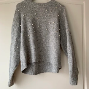 Fin tjocktröja - Jättegullig tröja som är sparsamt använd och i bra skick. Har fina pärlor på sig och är i storlek S, från h&m. Den är i bra kvalitet och lagom tjock. Används inte längre och vill hitta en ny ägare💕