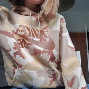 Nike SB Hoodie - En helt ny hoodie från Nike skateboarding. Tror de är den mysigaste tröjan jag känt, perfekt material. Insidan är väldigt len och mjuk. I storlek S men passar mig lite oversize som har xs. Passar även M. Frakt tillkommer 
