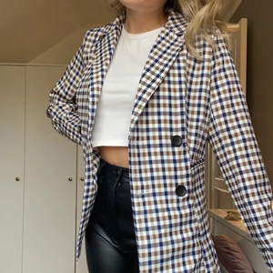 Kavaj - Fin rutig kavaj. Strl S. Köpare står för frakten! 💫🤍