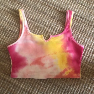 Tie-dye linne  - Säljer detta jättefina tie-dye linne då det inte har kommit till användning. Helt oanvänd. 