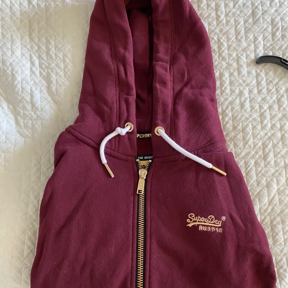 Säljer en hoodie från superdry med jättefina gulddetaljer! Använd fåtal gånger och i jättebra skick. Orginalpris 999kr säljer för 250kr!. Hoodies.