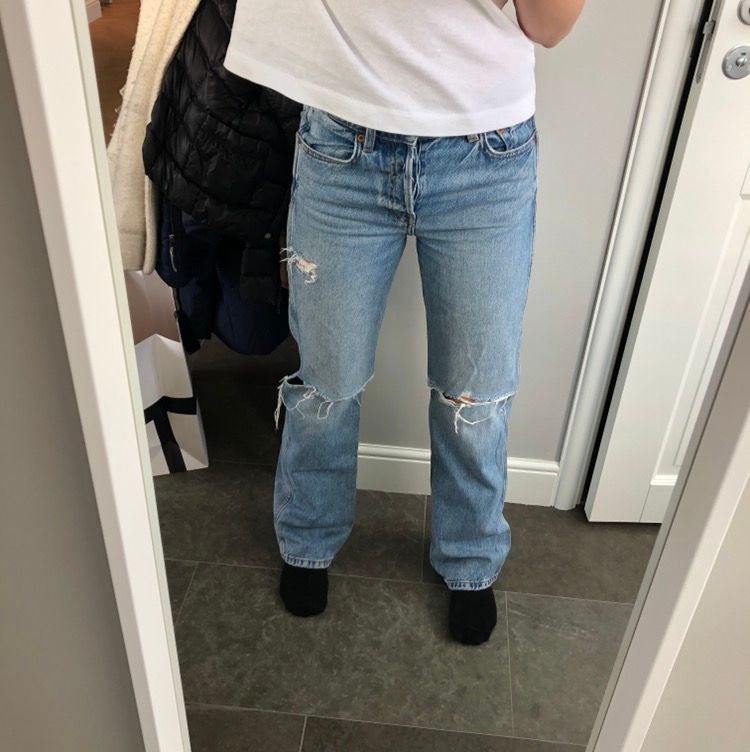 Supersnygga slitna jeans ifrån &OtherStories som är använda 4 gånger och är lågmidjade! Passar till det mesta och är trendiga och sköna . Jeans & Byxor.