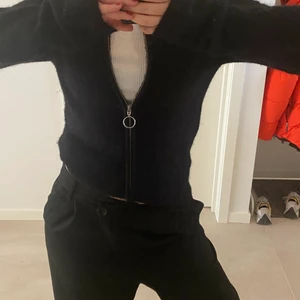 Stickad tröja från J.Lindberg  - En svart tröja med dragkedja. Bra skick, använd fåtal gånger. Köptes för 1500kr säljs för 350kr. Köparen står för frakt.💕💕