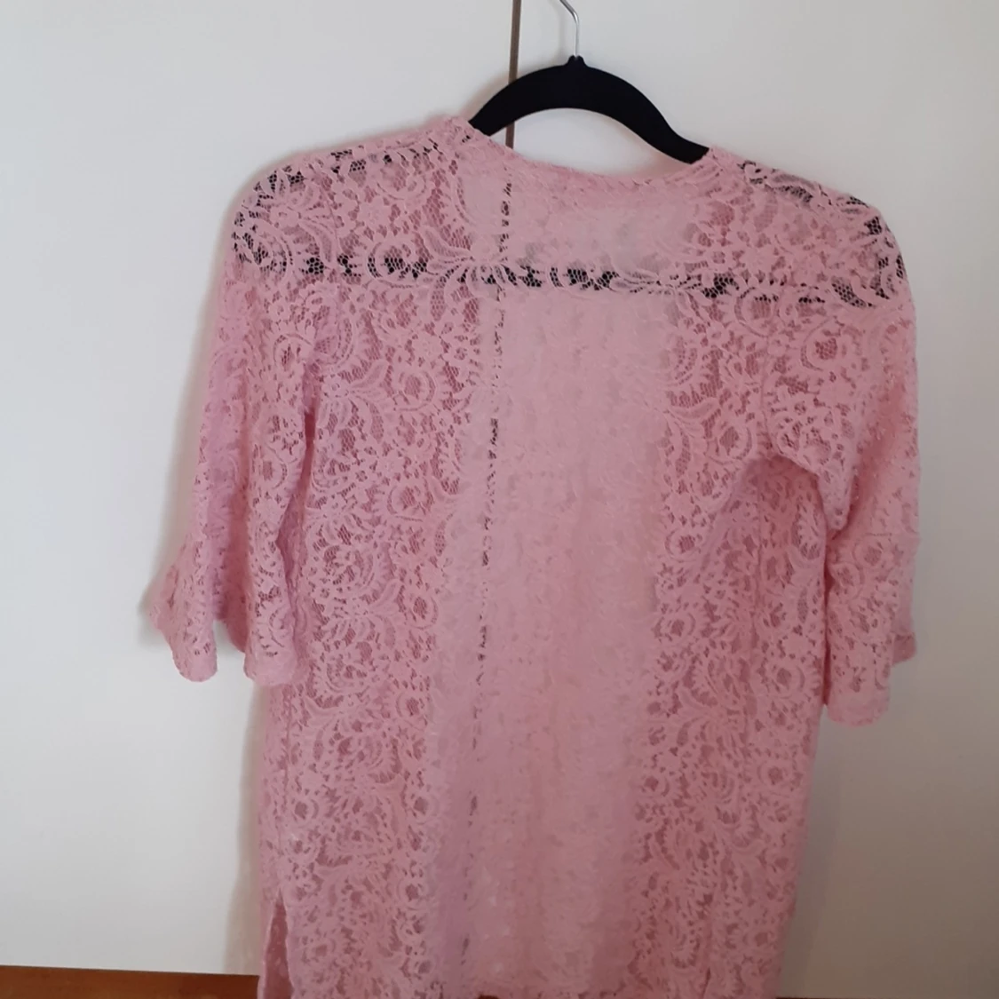 EN ROSA SPETS KOFTA - 90