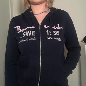 Zip hoodie från Bondelid  - Marinblå zip up hoodie från Bondelid med broderat tryck på bröstet. Aldrig använt, nyskick. Mycket härligt material
