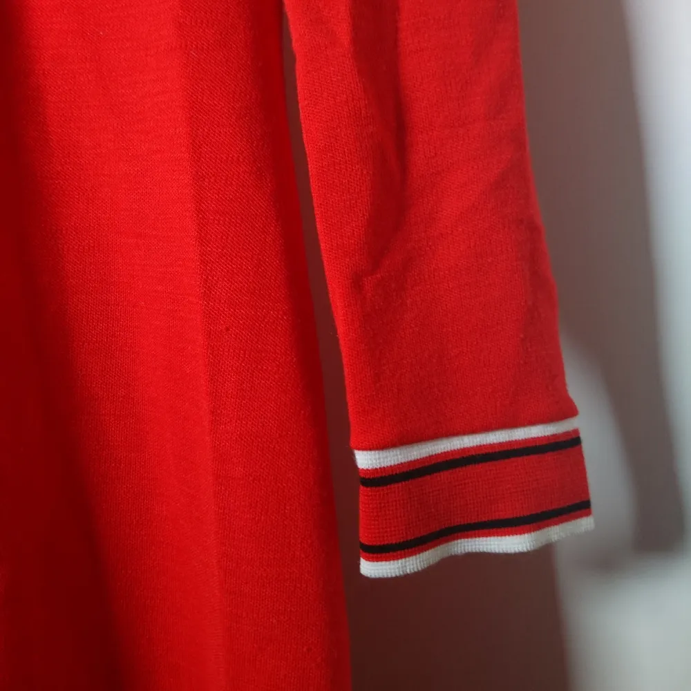 Så fin gammal vintageklänning i rött. Lite slitage finns men den är hel och fin! Mjukt material och fin passform. Storleksmärkt 40. Klänningar.