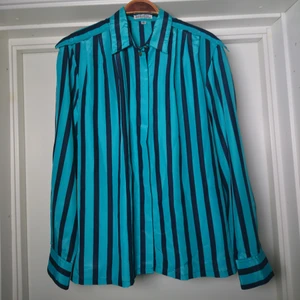 Vintageskjorta NK - Så fin äldre blus från NK. Silkesmaterial. Turkos- och svartrandig med guldknappar🌻