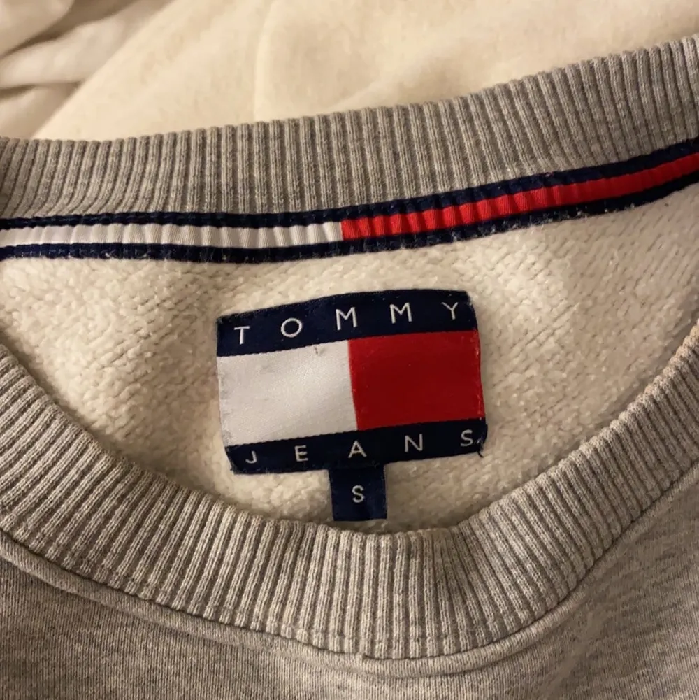 Jättefin grå sweatshirt från Tommy Hilfiger i nyskick. Säljer denna pågrund av att den inte kommer till användning. Nypris 1100kr. Tröjor & Koftor.