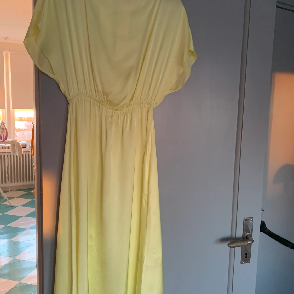 Citrongul midiklänning från &other stories - 90