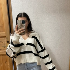 Tröja nakd  - Super mysig och fin oversized tröja från nakd i xs. Ej genomskinlig eller stickig. Använd 3 gånger, inget att anmärka på. Frakt tillkommer. 