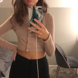 Jättefin kofta från zara storlek small  - En sååå fin kofta från zara i storlek small. Köp direkt för 100kr eller buda från 80kr 💘💘