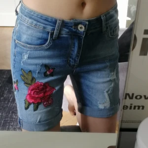 2000s embroidery shorts - oanvända, endast burna för bilden
