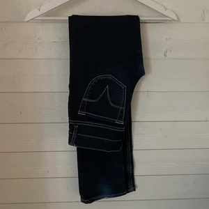 Diesel jeans - Stört snygga Dieseljeans med vita sömmar. Storlek W25L32, modellen är låg i midjan. Tvätten kallas 008AA. Köpare står för frakt! 