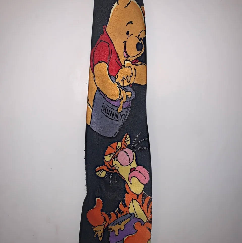 Cute winne the pooh tie, a little textured at the bottom barley noticable. . Övrigt.